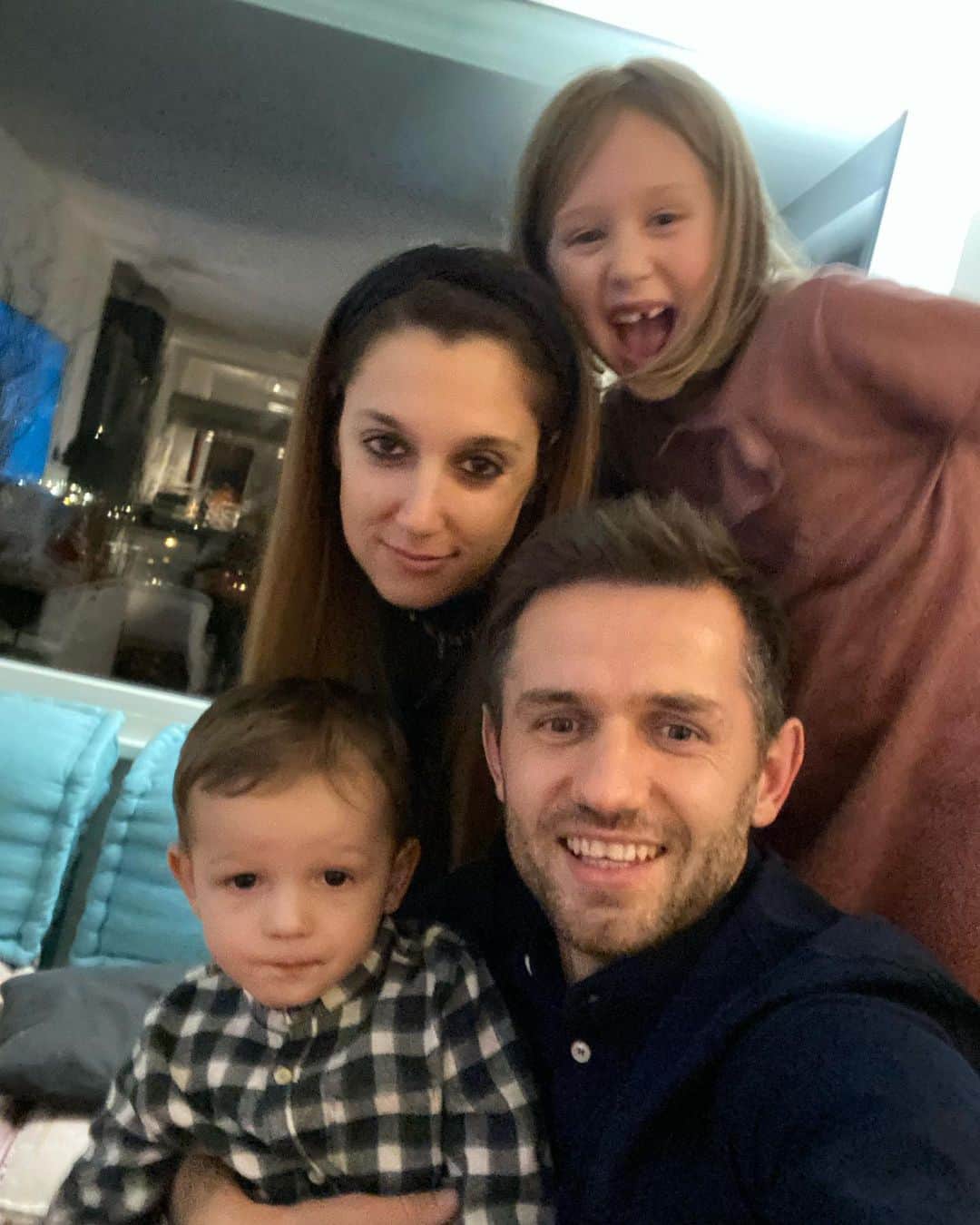セナド・ルリッチのインスタグラム：「❤️👨‍👩‍👧‍👦 @sandra_lulic #2020#happynewyear」