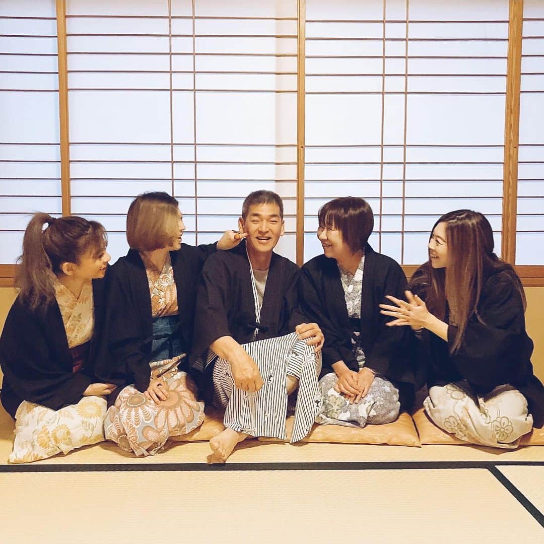 長谷川唯のインスタグラム：「・ ・ だっいすきな家族。それ以上の言葉がない。 ・ ・ パパの還暦のお祝いで温泉旅行♡近場だけどみんなでこうして行けることが改めて長谷川家って幸せだなーって😢✨パパとママがと一緒に寝たのなんてどれぶりぐらいだろう♥️なーんて最高の時間なんだろ🙈💓💓💓 ・ ・ #還暦祝い旅行 #パパ長生きしてね #家族旅行 #家族 #family #familyphoto #love #smile #温泉旅行をプレゼント」