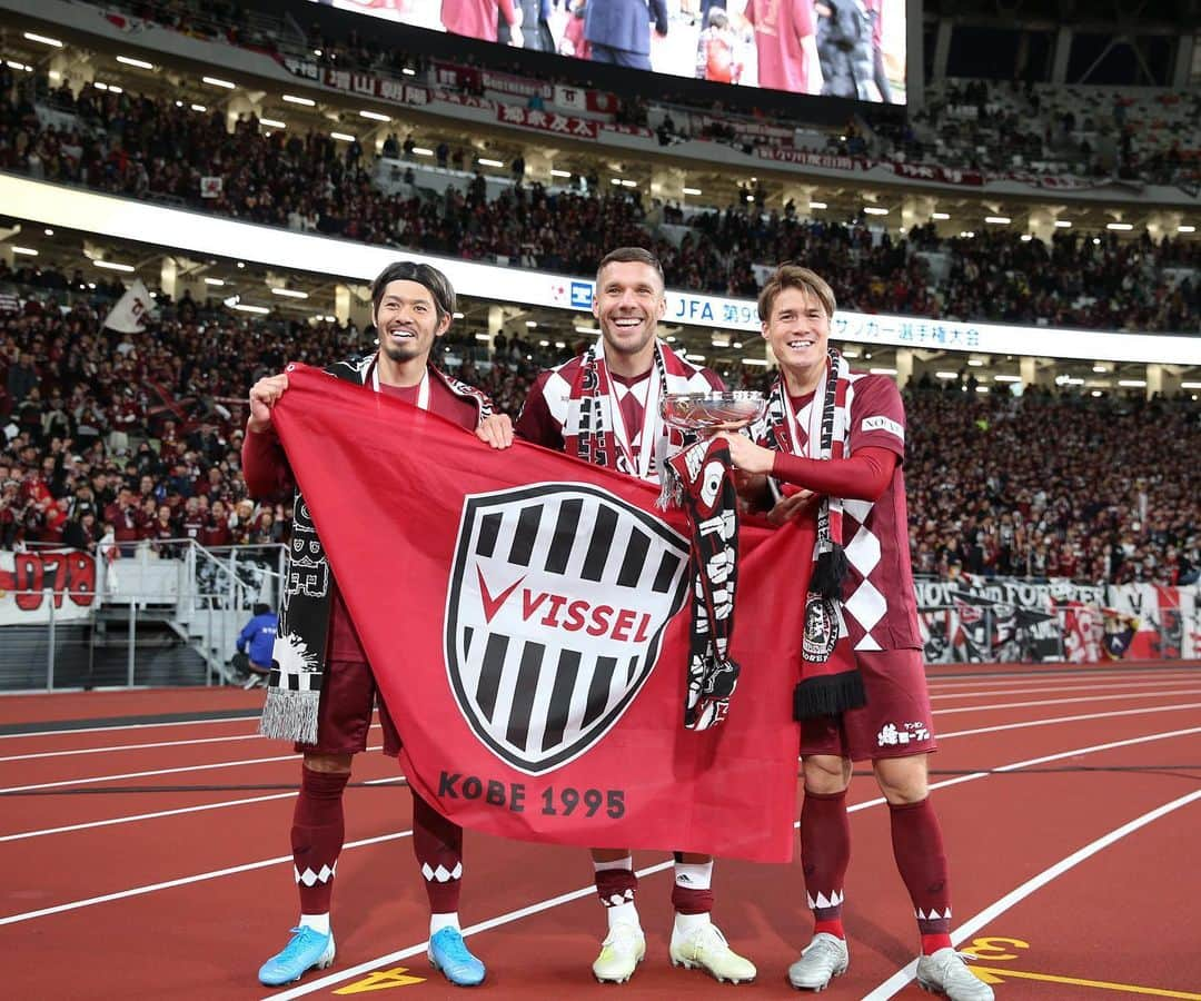 ヴィッセル神戸さんのインスタグラム写真 - (ヴィッセル神戸Instagram)「神戸初タイトル！🏆 The club’s first title! 🏆 .  #vissel #visselkobe #ヴィッセル神戸 #WeAreKobe #一致団結 #Kobe #神戸 #天皇杯 #決勝 #優勝 #Champions」1月1日 18時48分 - visselkobe