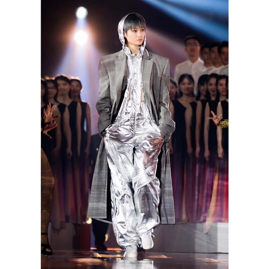 李宇春のインスタグラム：「✌️✊✌️✊ 2 0 2 0」