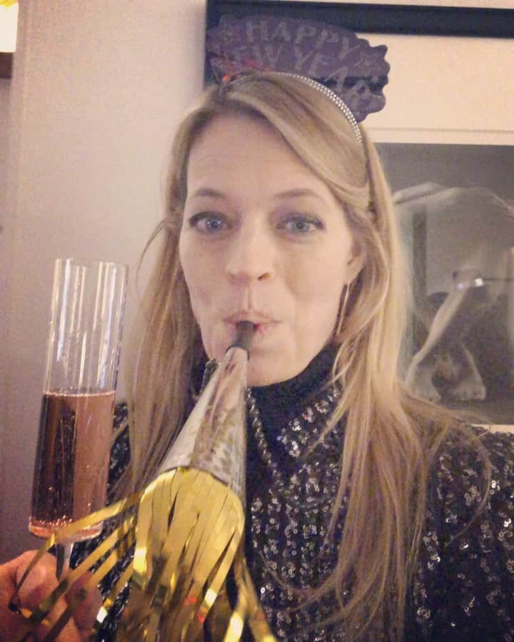 ジェリー・ライアンのインスタグラム：「Happy New Year!!! OK, 2020...bring it. ❤️🍾🎉」