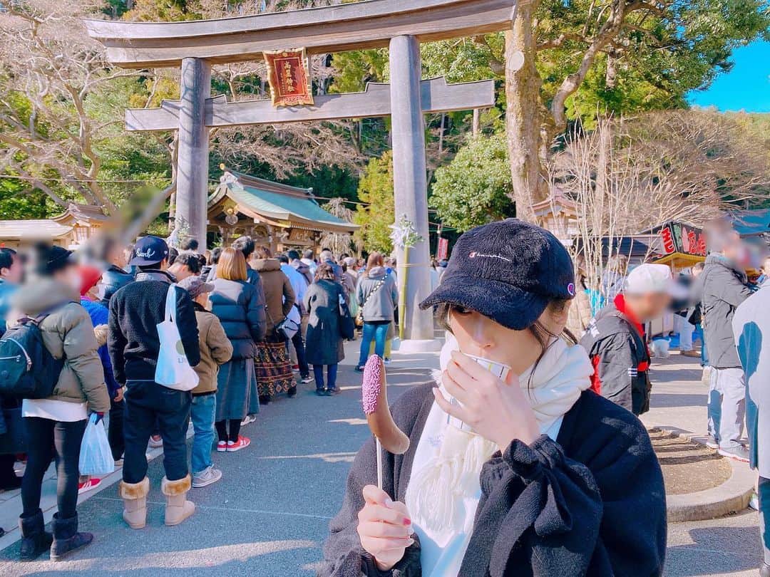 根岸愛のインスタグラム：「🎍⛩🌅 あけまして おめでとうございます 毎年恒例甘酒&チョコバナナ これで1年がまた始まりました #初詣 #高麗神社 #新年 #元日 #あけおめ #ことよろ」