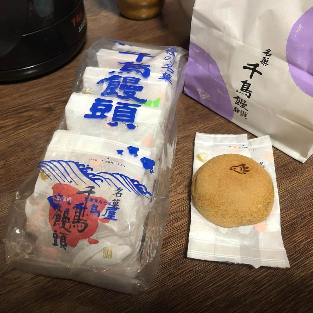 浅香圭（コラゾン）さんのインスタグラム写真 - (浅香圭（コラゾン）Instagram)「伝統の銘菓 千鳥饅頭　安定の美味さ！！ 小さい頃よく鳥の絵 楽書きで書いてたw  #graffiti#らくがき#art#千鳥饅頭 #イラスト#お弁当#マンガ#アート #漫画#演劇#お土産 #イケメン#sweets#スイーツ #パン#舞台#千鳥屋#饅頭 #japan#ラーメン #差し入れ#おやつ #イベント#デザート #シュガーロード#撮影#南蛮菓子 #ヘアスタイル #artwork#映画」1月1日 19時00分 - keiasaka