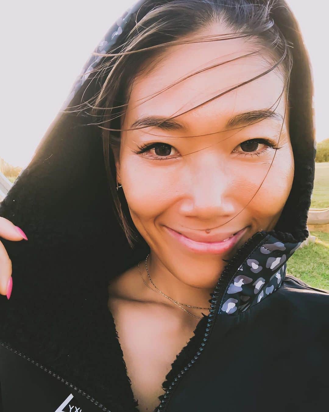 のインスタグラム：「✨A HAPPY NEW YEAR✨  2020年年女🐁  平成から令和になった2019年は 宇宙を構成しているとする地・水・火・風・空の五つの要素のうち 『風』 運命の扉をやっと開けることの出来た年。  令和2年の今年は学びに学びを重ね地に足をつけるため『地』のエネルギーをたくさん吸収する努力を惜しまないもっとも大切な年。  常に『火』太陽エネルギーに守られている私達は5つのプラクリティを重んじて自然に生きる知恵と理解を深めていく人生の始まりにしていきたいと思います。  35歳にしてやっと人生アップデートできる大人になるよう精進します。  ユダヤ人の教え 『知識や知恵は誰にも奪われない。』 . .  経験から学ぶものは果てしなく大きい。 . . . 皆さま今年もどうぞよろしくお願い申し上げます。  #yoginilife#yogateacher #yogastudio #proprietor #yoga#supyoga#2020#newyear #learning #life #5element#roxyjapan #ヨガ#ヨガライフ#5#人生#今年の抱負#人生アップデート#知恵#財産#ユダヤ人#ヨガのある暮らし  #ヨガ旅#行きたい国#🇭🇰#🇮🇳#🇦🇺#🇰🇷#🇻🇳#🇹🇭」