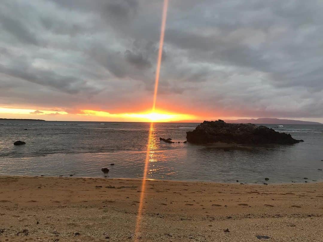 寺島速人さんのインスタグラム写真 - (寺島速人Instagram)「石垣島から西表島を望む初日の入 あけましておめでとうございます。 今年はさらに！」1月1日 19時07分 - hayato_terashima