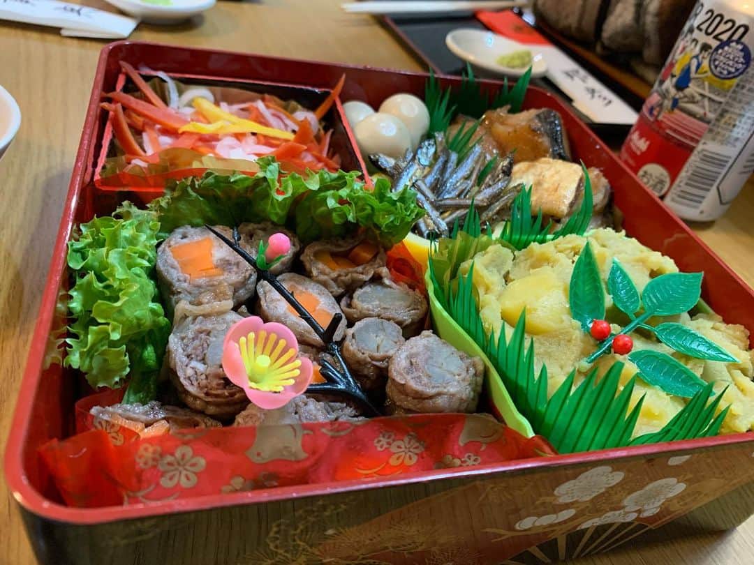 長田成哉のインスタグラム：「実家のおせちで今年もリブートして頑張れそう。💪」