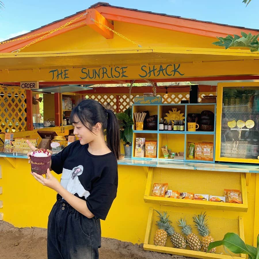 川畑綾理のインスタグラム：「２０２０よろしくお願いします☺︎ 今年の抱負は''自分磨き''です‼︎ (((acai美味しすぎた✌︎✌︎✌︎ . . . #hawaii #oahu #waikiki #waikikibeach #northshore #haleiwa #hawaiilife #2020 #happynewyear #newyear #ootd #acai #acaibowl #l4l #f4f #ハワイ #オアフ島 #ワイキキ #ワイキキビーチ #ノースショア #ハレイワ #あけましておめでとうございます #新年 #あけおめ #令和 #今日の服 #いいね返し #フォロー返し #シブサン #プラチナムプロダクション」