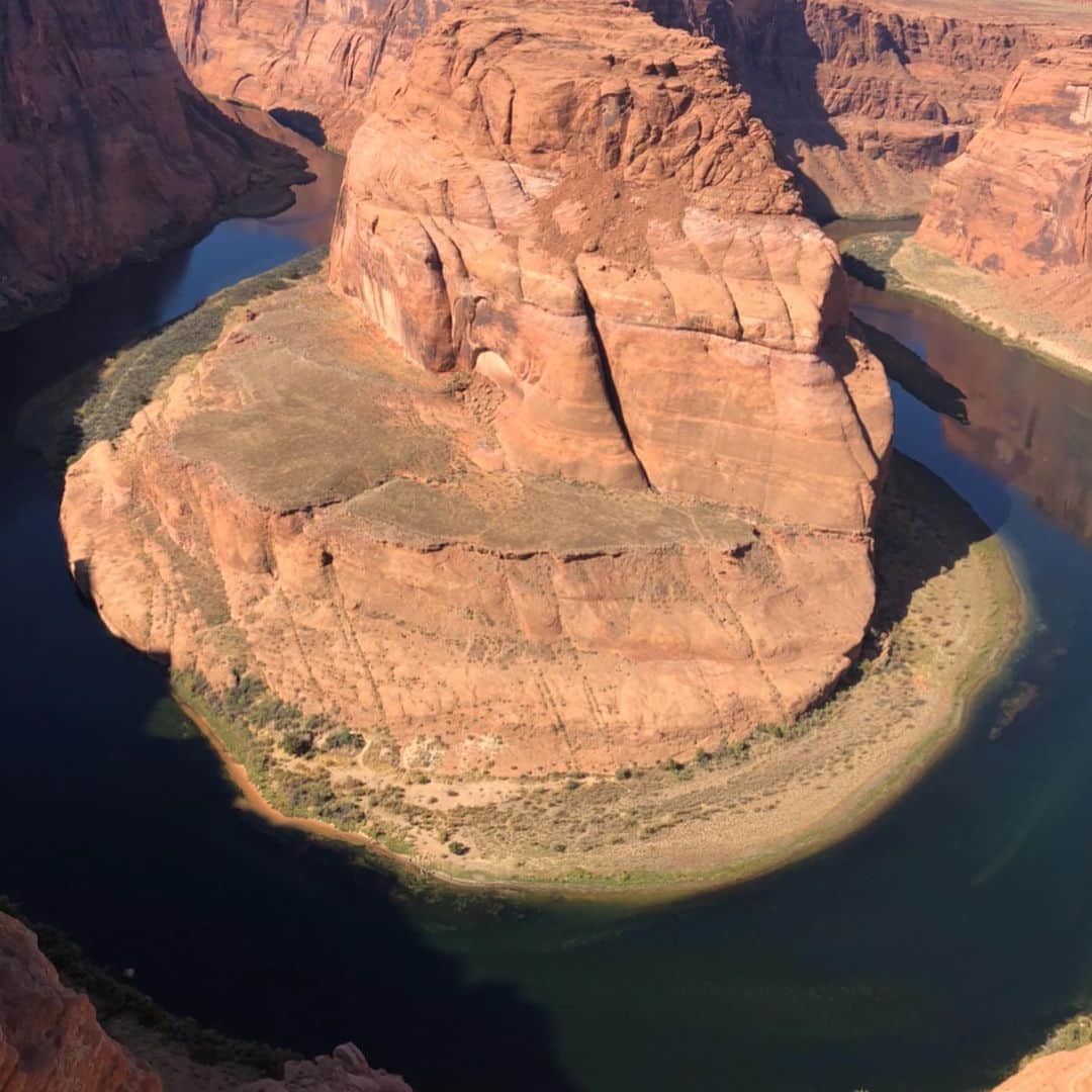新山千春さんのインスタグラム写真 - (新山千春Instagram)「馬蹄型の絶景😍 #ホースシューベンド  #HorseshoeBend  水の流れによって こうやって 急カーブで美しい円を描いて 自然の力で！ 馬蹄の形になるんだねぇ。  目を閉じても また感動が蘇ってくる程 感動的なスポットだったなぁ😍  #自然 #芸術 #Arizona」1月1日 19時23分 - chiharuuu_0114