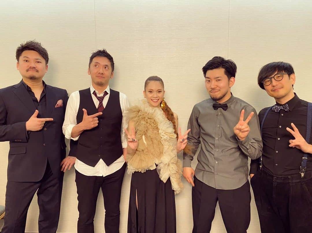 小柳ゆきのインスタグラム：「明けましておめでとうございます🎍 2020年をとても楽しく迎える事ができました! . . ニューオータニ大阪大晦日ディナーショー＆カウントダウン、お越し頂いた皆様ありがとうございました🙇‍♂️ . . 素晴らしいバンドの皆さん✨ Pf櫻井大介さん Bs鳥越啓介さん Dr工藤明さん Cho和田明さん  そして DjBboyKatsuさん✨ そしてそして、スタッフの皆さんと✨ . . 2020年も駆け抜けて参ります。 皆様、本年も宜しくお願い致します!!!!」