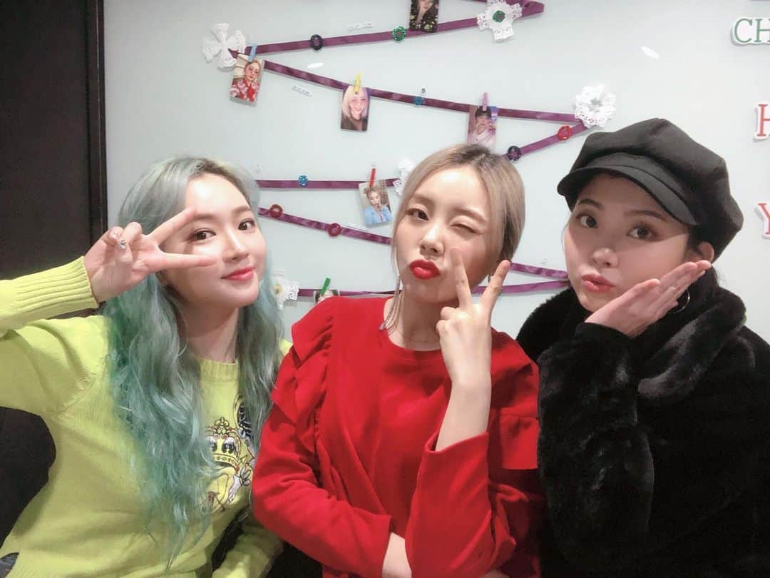 Ladies' Codeのインスタグラム：「⠀ [#레이디스코드] 오늘 밤 8시! #arirang_Radio #SoundK 레이디스 코드가 함께 합니다. 2020년 첫날은 레코와 함께 보내요📻😘 ⠀ Today, #LADIESCODE will appear on Sound K at 8pm. We're going to spend first day of 2020 with Lavely😘 Please join us📻」
