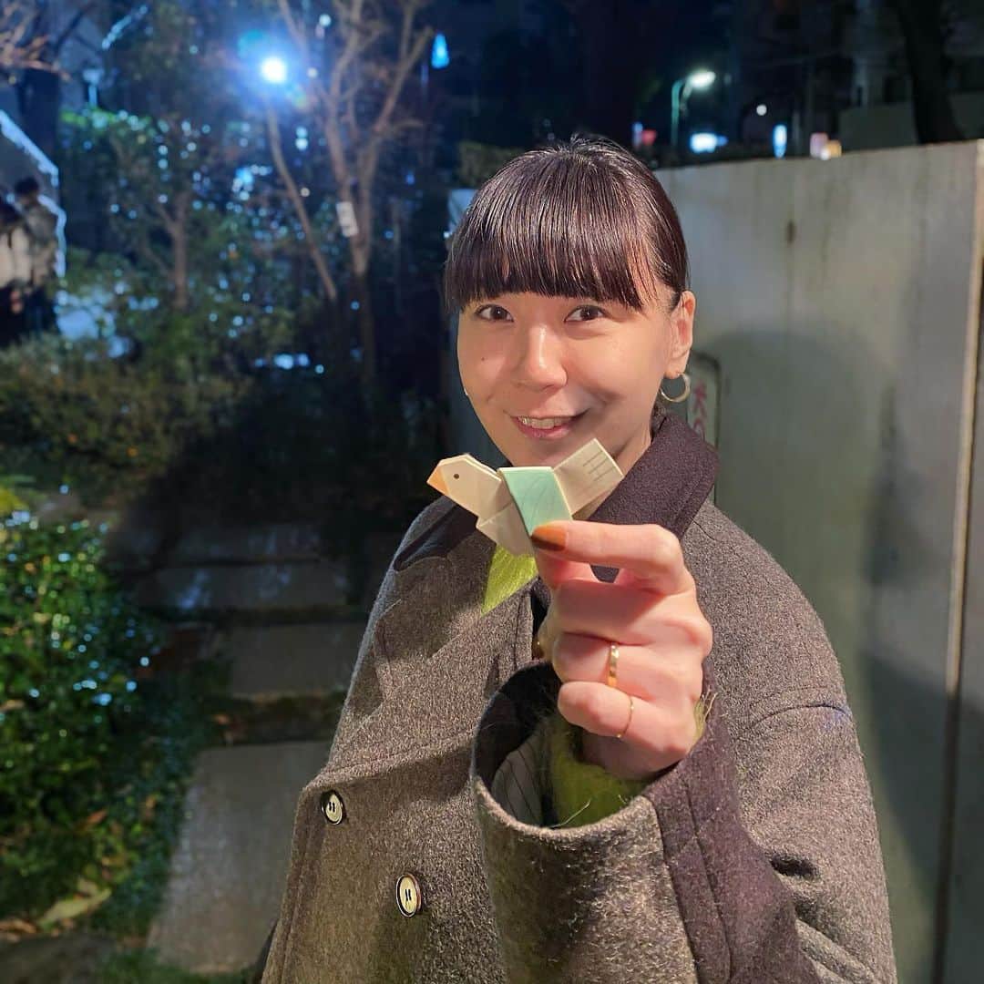 土岐麻子さんのインスタグラム写真 - (土岐麻子Instagram)「愛らしき鳩みくじ。 吉のわりに、なにひとついまひとつうまくいかなさそうな手厳しい内容だったので、ご忠告を心に刻みつつ、止まり木に結び羽ばたいてもらいました。🕊」1月1日 19時29分 - tokiasako