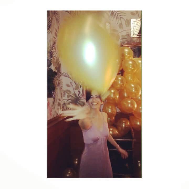 サンドバーグ直美のインスタグラム：「Happy new year!!!! Sending only good vibes into 2020!!✨ The end of a decade- marks the last year of my 20s (half of my life modeling😱.) 30s will be a new adventure, and I can’t be more excited✨ Truly grateful for my friends. Thank you, and 新年もよろしくお願い致します！」