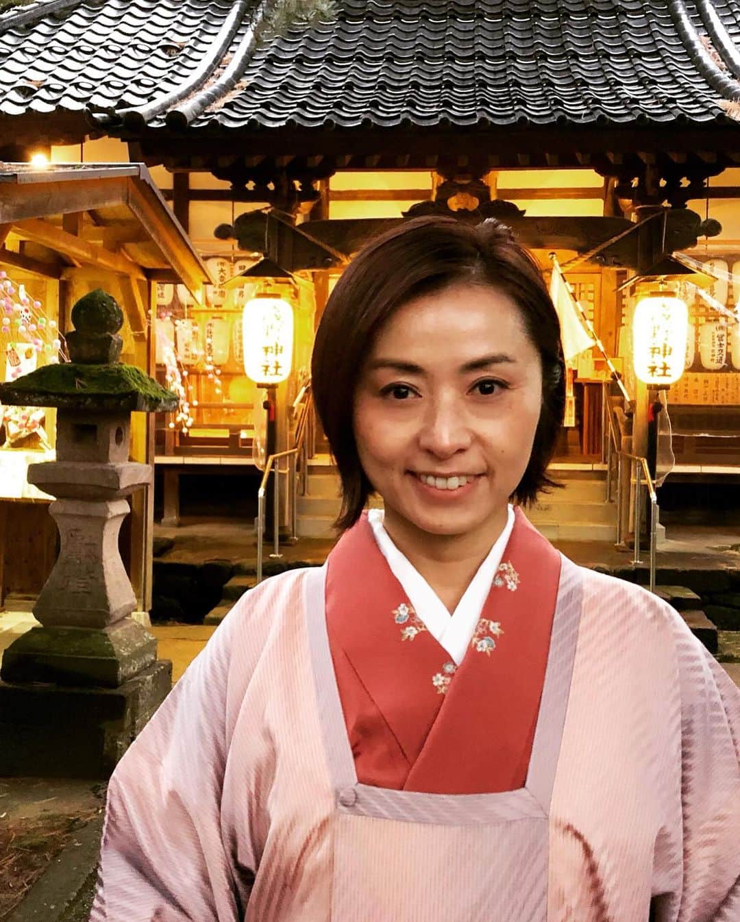 南早苗のインスタグラム：「明けましておめでとうございます🎍 足元をきちんと確認しながら、上昇志向で進める一年に。。なるといいな☺️ お互い、良い年にしましょうね✨ 今年もよろしくお願いしマウス🐭  #2020年 #令和二年 #お正月 #着物 #kimono #着物生活 #着物で新年をスタート #子年 #猫にあそばれるネズミ #猫パンチ #ロク #cat #猫 #catstagram  #猫好きさんと繋がりたい」
