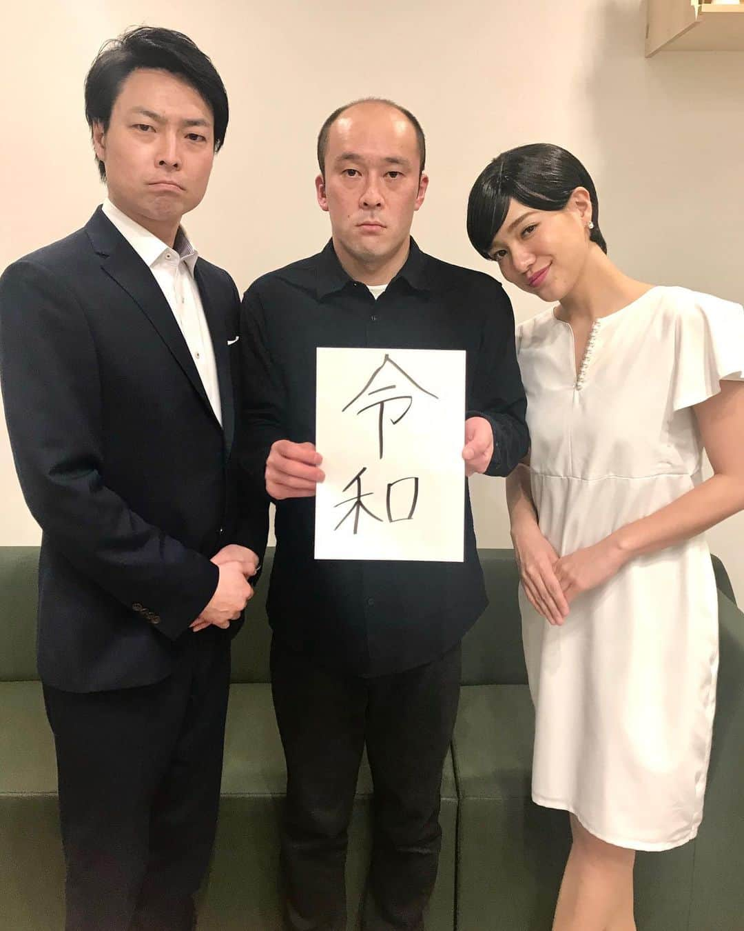 信濃岳夫さんのインスタグラム写真 - (信濃岳夫Instagram)「‪あけましておめでとうございます。‬ ‪さっそく菅官房長官に新年のご挨拶に行ってきました。‬ ‪今年もよしもと新喜劇で頑張っていきますので応援よろしくお願い致します！‬ ‪2020年元旦‬ ‪# #小泉進次郎‬ ‪#滝川クリステル‬ ‪#菅官房長官‬ ‪#信濃岳夫‬ ‪#金原早苗‬ ‪#もりすけ‬」1月1日 19時40分 - takeoshinano