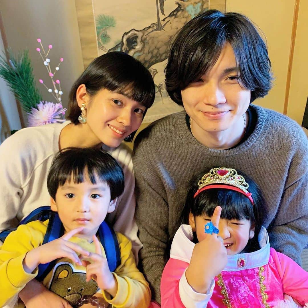 山口尚美のインスタグラム：「あけましておめでとうございます🌅❣️ 今日は山口家永井家はしごして めちゃんこ楽しいお正月でした🎍💕 今年も我々永井家をどうぞよろしくお願い致します❣️👨‍👩‍👧‍👦🌈 #元旦プリンセス👸」