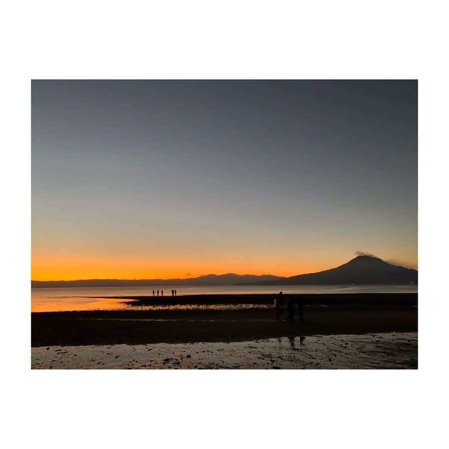のインスタグラム：「あけましておめでとうございます。 寒い寒い元日の朝。 清々しい空気に 身も心も清められるような幕開けになりました。  今年は重富海岸で初日を拝むことができました。 幻想的なけあらしの中、 上った朝日は手をかざしたくなるほどの 勢いと暖かさがあり、新年ひとつめのGIFT✨でした。  挑戦を恐れず、変化に柔軟に。  今年もテレビ、ラジオ、Instagramで よろしくお願いします。  みなさんにとって2020年が より佳き年になりますように。  #かごしまじかん #写真に付き合わされる愛犬 #撮影したの自分なのに #カットされる夫😂」