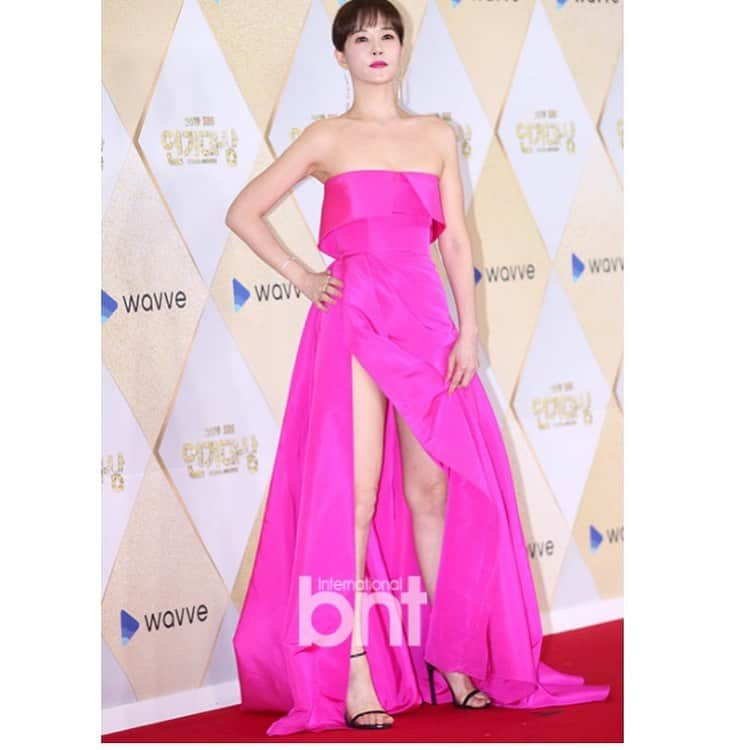 キム・ソナさんのインスタグラム写真 - (キム・ソナInstagram)「#redcarpet love hotpink^^ 💖 2020 모두가 핫 핑크로 물들기를~~^^ 잇힝^^ ☆〜（ゝ。∂） ps:멀리 해외에서 응원와주신 해외 팬분들 감사드립니다. thank you so much... (나중에 알았습니당. ㅜㅜ 미안해요. )_  MAKE UP @COCO_JI_HEE  HAIR @JIWOO.AAA  STYLIST @YOONJI_0_77」1月1日 19時53分 - kimsuna_official