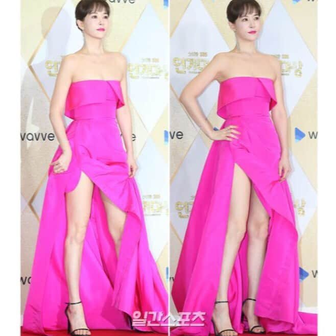 キム・ソナさんのインスタグラム写真 - (キム・ソナInstagram)「#redcarpet love hotpink^^ 💖 2020 모두가 핫 핑크로 물들기를~~^^ 잇힝^^ ☆〜（ゝ。∂） ps:멀리 해외에서 응원와주신 해외 팬분들 감사드립니다. thank you so much... (나중에 알았습니당. ㅜㅜ 미안해요. )_  MAKE UP @COCO_JI_HEE  HAIR @JIWOO.AAA  STYLIST @YOONJI_0_77」1月1日 19時53分 - kimsuna_official