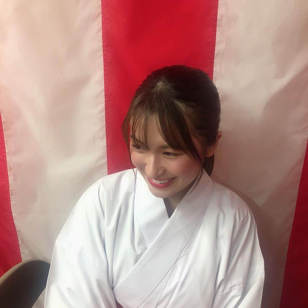 渡邊菜々さんのインスタグラム写真 - (渡邊菜々Instagram)「・ 新年明けましておめでとうございます🙇‍♂️🎍 2020年もよろしくお願いします🙇‍♂️ 今年も私らしく全力で頑張ります🔥 お正月は去年に引き続き巫女さん頑張ります😘 おじいちゃんの知り合いの神社で手伝ってるの😂🤭 3日までいるので地元の友達来てね笑 まあ横向いてる写真しかなかった笑 正面事故画や🤟笑 ・ #2020年#ねずみ年#巫女さん #渡邊菜々#わたなな#🌻 #今年も頑張るので#応援よろしくお願いします  #🔥🔥🔥🔥🔥🔥🔥🔥 #前髪ぱっかーーーん」1月1日 19時48分 - watanana1225