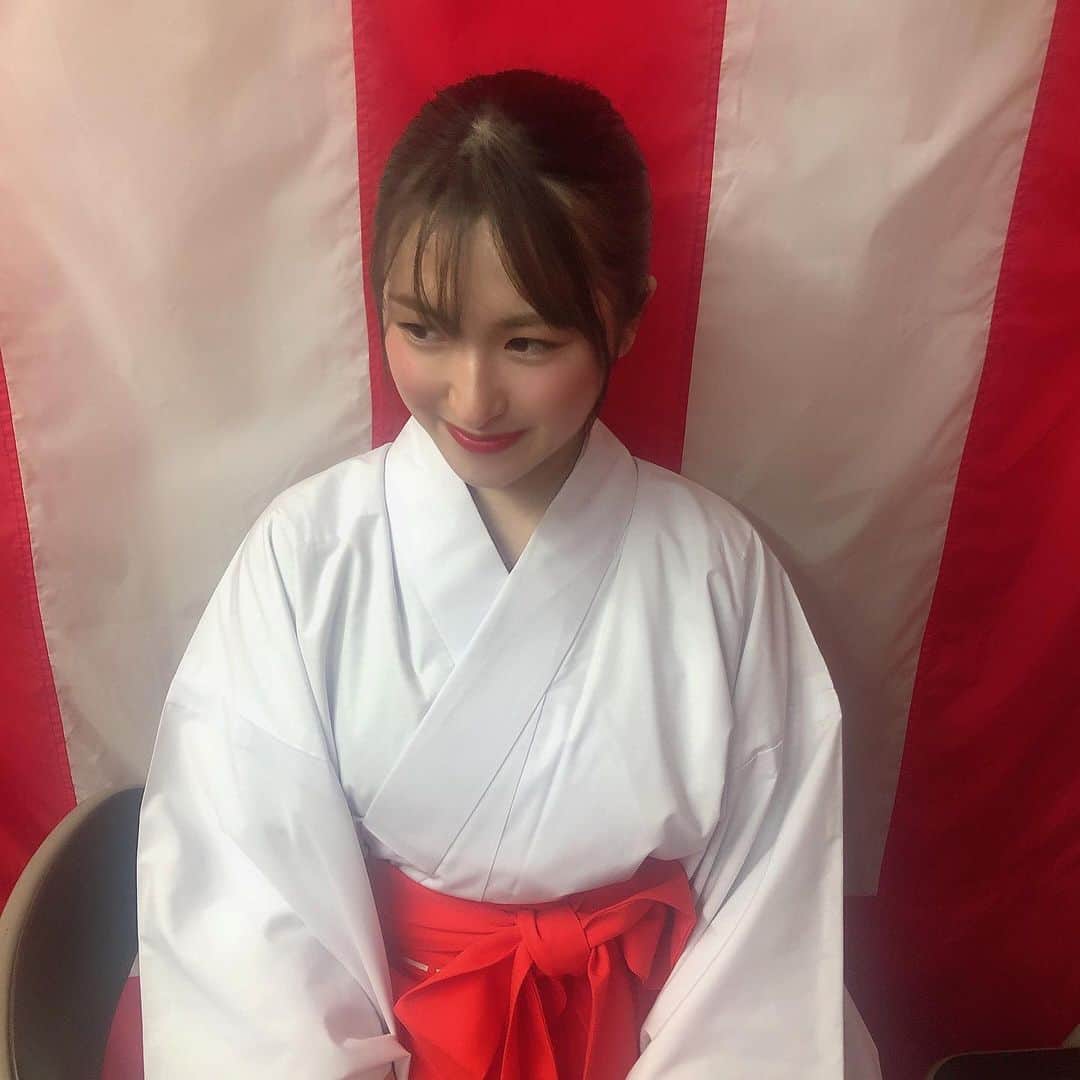 のインスタグラム：「・ 新年明けましておめでとうございます🙇‍♂️🎍 2020年もよろしくお願いします🙇‍♂️ 今年も私らしく全力で頑張ります🔥 お正月は去年に引き続き巫女さん頑張ります😘 おじいちゃんの知り合いの神社で手伝ってるの😂🤭 3日までいるので地元の友達来てね笑 まあ横向いてる写真しかなかった笑 正面事故画や🤟笑 ・ #2020年#ねずみ年#巫女さん #渡邊菜々#わたなな#🌻 #今年も頑張るので#応援よろしくお願いします  #🔥🔥🔥🔥🔥🔥🔥🔥 #前髪ぱっかーーーん」