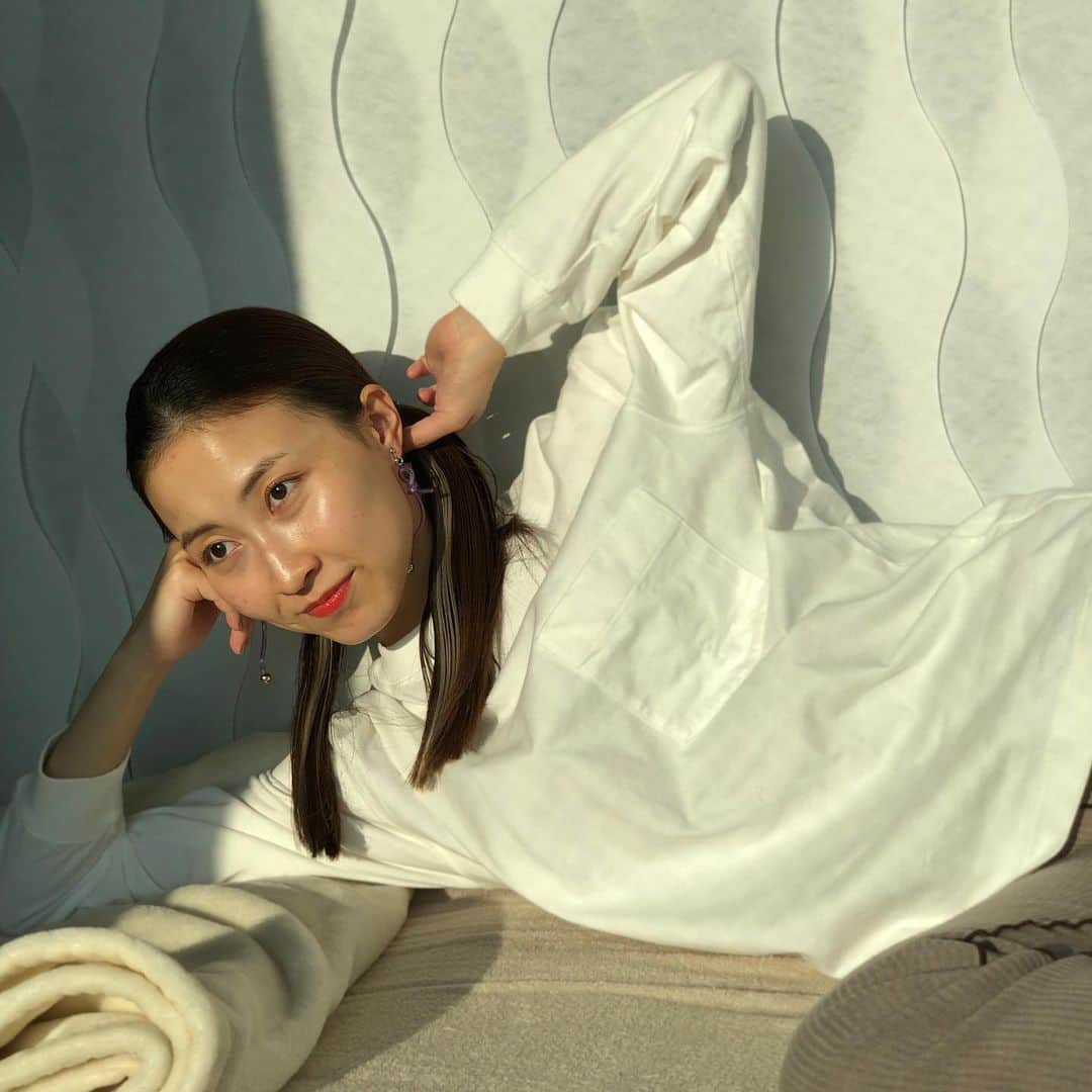平川はる香のインスタグラム：「. 明けましておめでとうございます☺︎ いやー、なんだかやっとお正月を実感してきました。 自宅でのんびり過ごしています🙆🏻‍♀️ . 本年も目の前の事を丁寧に。 そして1つ1つ結果にもこだわって前進して行きたいです。 去年よりも沢山のことに挑戦していきたいな。 ひとまずは、5日からのチャーリーブラウンでサリーを生き抜きたいと思います👧🏼 まだまだご予約受付中なのでまだの方はぜひ！ 詳細は#はる香サリーになる . . 最後になりましたが、いつも応援してくださる皆さまには感謝の気持ちでいっぱいです。 わたしには、舞台や作品を通してしかお返しする事ができませんが、応援していてよかったと思ってもらえるように本年も日々精進していく所存です。 本年も、そしてこれからも。 よろしくお願い致します😌✨ . .」