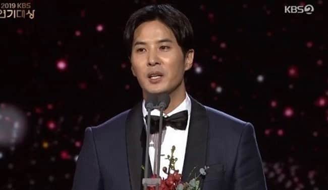 キム・ジソクのインスタグラム：「. 아싸 연기대상 우수상 이모지로 말씀드릴게요.🤗 🏆🙌🏻😭❤️ 2020 🐭☀️🙇🏻‍♂️🙏」