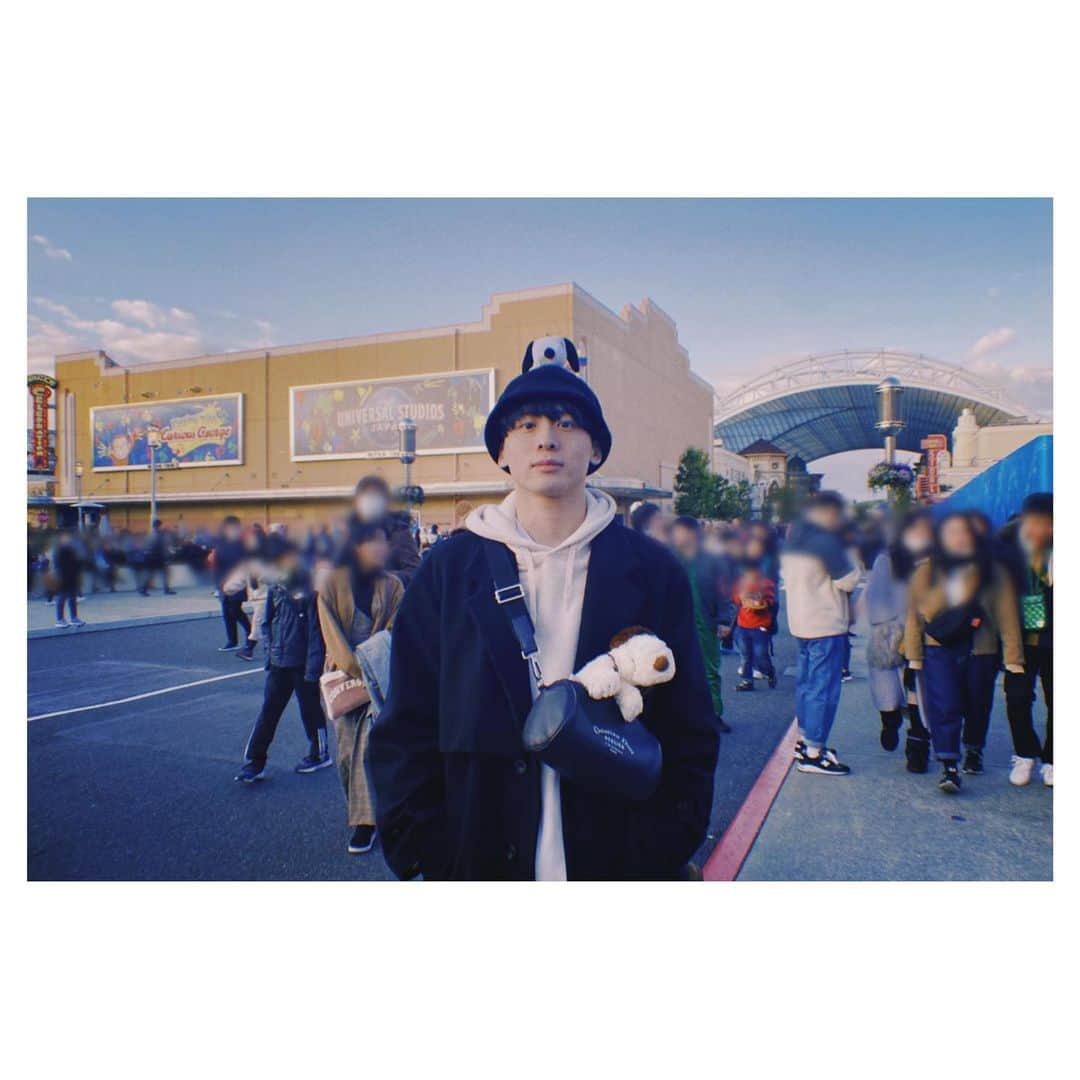 工藤大輝のインスタグラム：「あけましておめでとうございます。  カウントダウンライブの流れで元旦はUSJに行きました。 人生史上最も人波に揉まれた年明けだったので、2020年は騒々しい1年になるんじゃないかなと思っています。楽しみですね。 ということで、皆さん今年もよろしくお願い致します。」