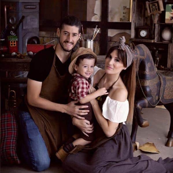 セルヒオ・エスクデロのインスタグラム：「FELIZ AÑO 2020! 🎆🎄 Os deseamos salud, amor y felicidad para vosotros y vuestros seres queridos.」