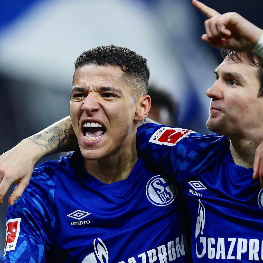 シャルケ04さんのインスタグラム写真 - (シャルケ04Instagram)「Bock auf 2️⃣0️⃣2️⃣0️⃣, Schalker? 💙🔥 . . Up for 2️⃣0️⃣2️⃣0️⃣, Royal Blues? 💙🔥 . . #HappyNewYear #FrohesNeues #Knappen #2020 #Football #Soccer #Schalke #S04 #WirLebenDich #🔵⚪️」1月1日 20時02分 - s04