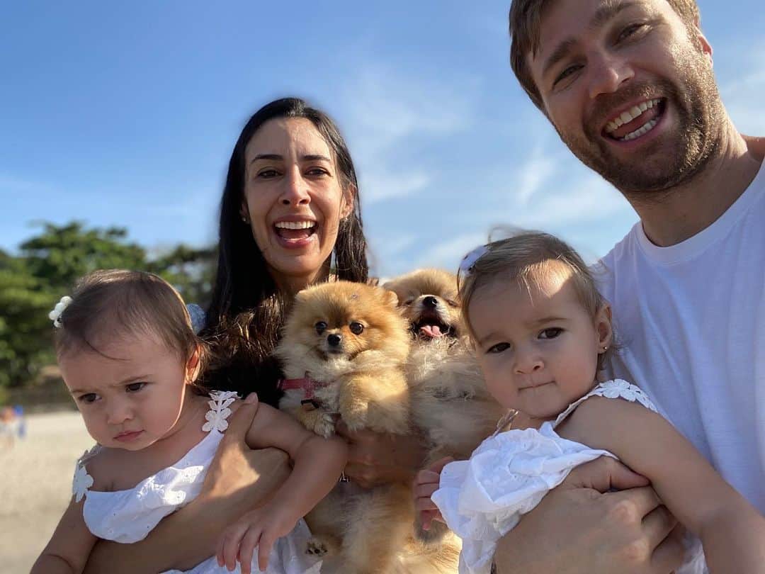 シェイラ・カストロのインスタグラム：「Nosso “Réveillon” foi hoje bem cedinho com direito a pular ondinhas!!! Rola pra ver!!! 2020 já começou iluminado e abençoado! Obrigada meu Deus!!! #albumdalizeninna #2020 #nossavirada #1janeiro」