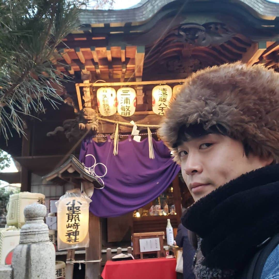 明賀愛貴さんのインスタグラム写真 - (明賀愛貴Instagram)「新年あけましておめでとうございます🎍 2020年もオフローズをよろしくお願い致します！ 寅さん神社こと、小野照崎神社に初詣しにいきました。 何かを断つと願いが叶うそうなので 一番好きなビールを辞めてきました！  よし売れた売れた。」1月1日 19時56分 - myoga_aiki