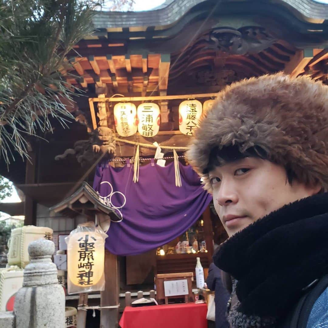 明賀愛貴のインスタグラム：「新年あけましておめでとうございます🎍 2020年もオフローズをよろしくお願い致します！ 寅さん神社こと、小野照崎神社に初詣しにいきました。 何かを断つと願いが叶うそうなので 一番好きなビールを辞めてきました！  よし売れた売れた。」