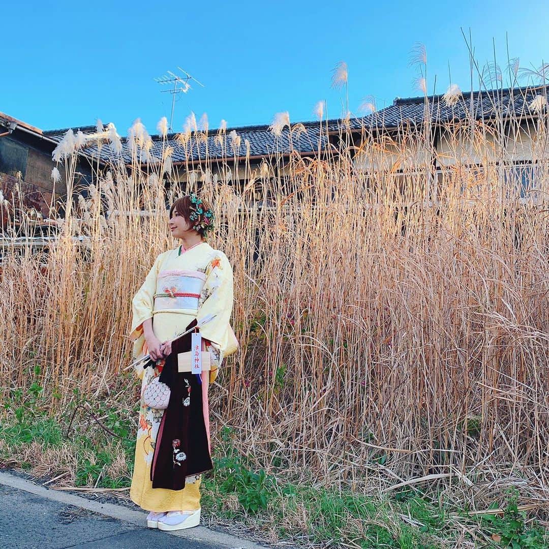 有馬綾香のインスタグラム：「明けましておめでとう🎍🌅 2020！令和2年！！！！ 今年も、着付けをしてお節食べて初詣行って5959する最高の元旦🥳  今年もよろしくお願いします✨  #happy #happynewyear #kimono #晴れ着 #令和 #元旦 #正月 #初詣 #地元 #お節 #着付け #田舎 #ウィッグ #着こなし #和服 #コーデ #あけおめ #ことよろ #今年もよろしくお願いします #幸せ #実家」
