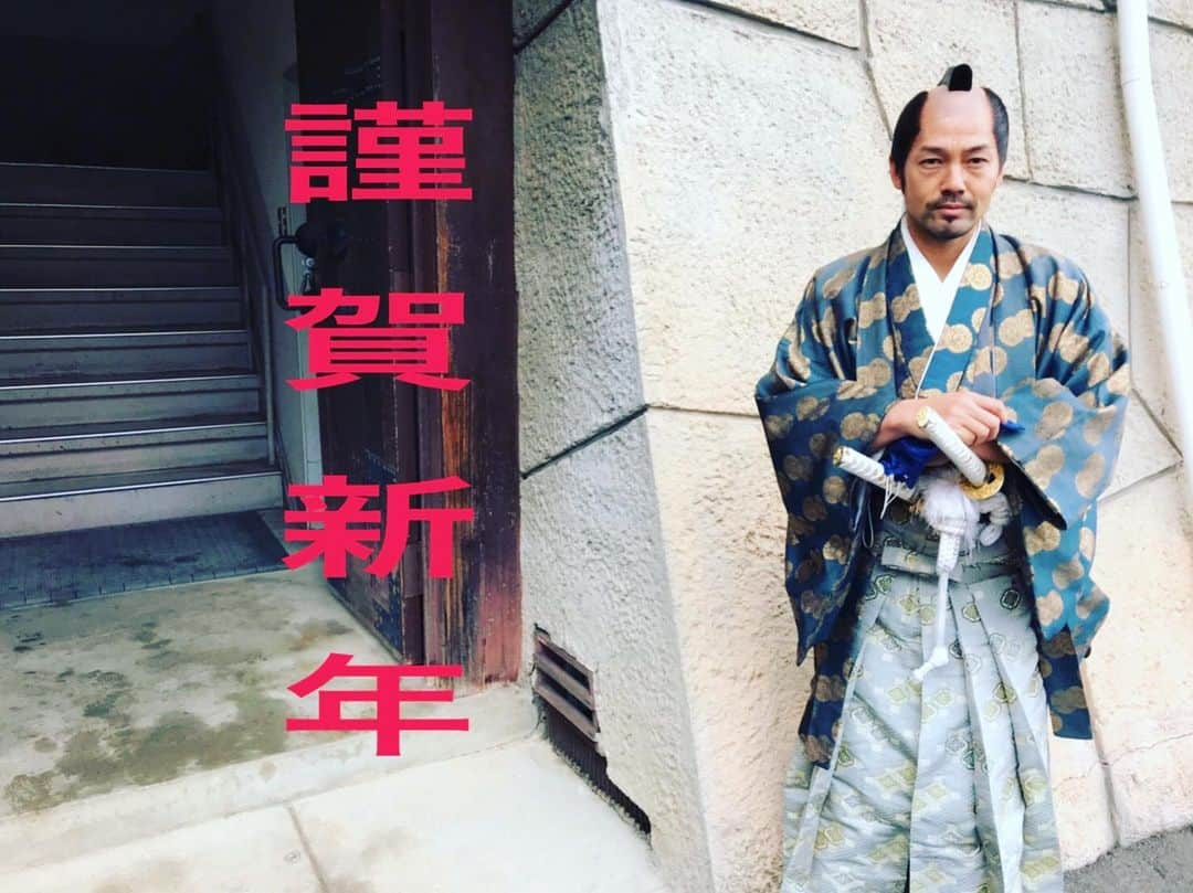 松井大輔さんのインスタグラム写真 - (松井大輔Instagram)「明けましておめでとうございます。 今年もよろしくお願いします。  #2020 #殿 #殿風 #似合ってる？ #京都  #kyotojapan  #kyoto #japan #笑笑 #ちょんまげ  #謹賀新年  #あけましておめでとうございます  #happynewyear  #1月1 #今年も皆さんが昨年より飛躍できますように祈っております」1月1日 20時11分 - matsuidaisuke_official