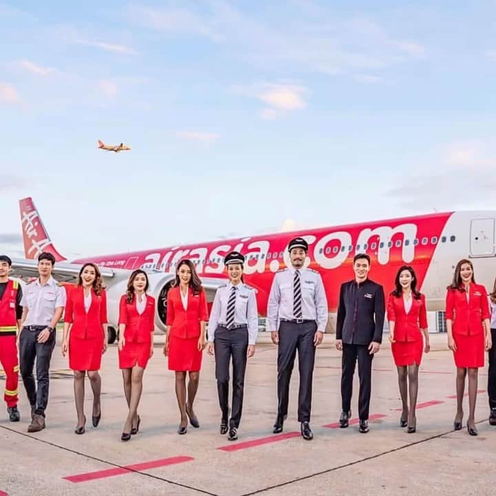 のインスタグラム：「Once again, HAPPY NEW YEAR everyone!  This 2020, let’s double up the happiness as we give you another year of exciting deals, fun surprises and memorable adventures.  Cheers from your #AirAsia Allstars family! ❤️🎉✈️🍻」