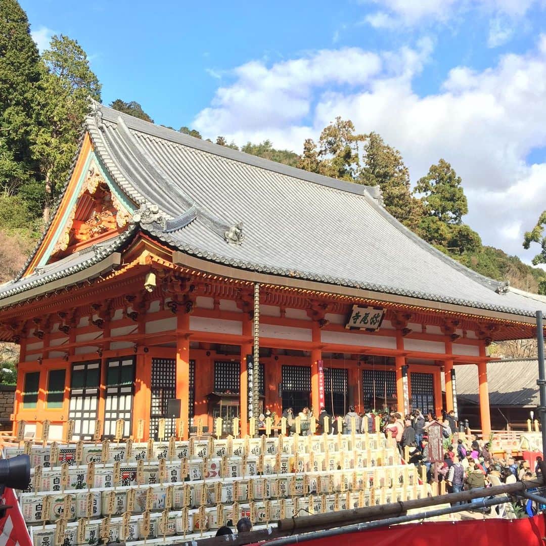 笑福亭恭瓶のインスタグラム：「謹賀新年 初詣は勝尾寺へ…、渋滞の末たどり着きました。 本年もよろしくお願い致します。 #笑福亭恭瓶  #落語家  #初詣」