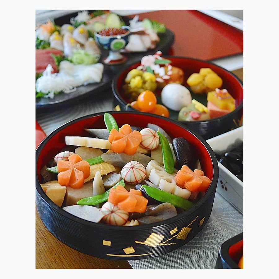 Natsuko Motoiさんのインスタグラム写真 - (Natsuko MotoiInstagram)「Happy new year! . あけましておめでとうございます。 今年も #おばあちゃんの残したレシピ を参考に満足なおせち料理になりました！ 本年もよろしくお願い致します😊 . . . .  #おせち料理  #お正月 #おうちごはん #おせち #japanesefood #和食 #うつわ #IGersjp #team_jp_  #foodie #foodstagram #comfortfood #gloobyfood #thefeedfeed  #暮らし #onmytable  #vscocam #vscofood #vscofashionfood  #キナリノ #food52  #おうちごはんlover #おうちカフェ  #フーディーテーブル #wp_deli_japan」1月1日 20時07分 - natsu_motoi
