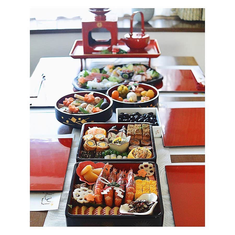 Natsuko Motoiさんのインスタグラム写真 - (Natsuko MotoiInstagram)「Happy new year! . あけましておめでとうございます。 今年も #おばあちゃんの残したレシピ を参考に満足なおせち料理になりました！ 本年もよろしくお願い致します😊 . . . .  #おせち料理  #お正月 #おうちごはん #おせち #japanesefood #和食 #うつわ #IGersjp #team_jp_  #foodie #foodstagram #comfortfood #gloobyfood #thefeedfeed  #暮らし #onmytable  #vscocam #vscofood #vscofashionfood  #キナリノ #food52  #おうちごはんlover #おうちカフェ  #フーディーテーブル #wp_deli_japan」1月1日 20時07分 - natsu_motoi