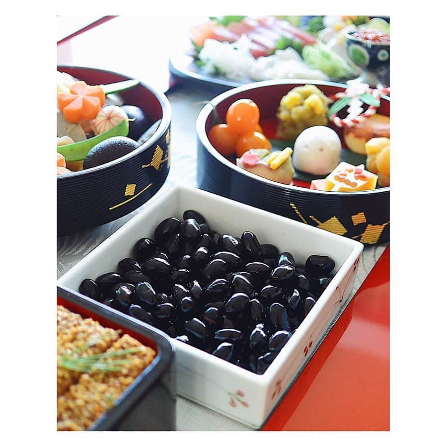 Natsuko Motoiさんのインスタグラム写真 - (Natsuko MotoiInstagram)「Happy new year! . あけましておめでとうございます。 今年も #おばあちゃんの残したレシピ を参考に満足なおせち料理になりました！ 本年もよろしくお願い致します😊 . . . .  #おせち料理  #お正月 #おうちごはん #おせち #japanesefood #和食 #うつわ #IGersjp #team_jp_  #foodie #foodstagram #comfortfood #gloobyfood #thefeedfeed  #暮らし #onmytable  #vscocam #vscofood #vscofashionfood  #キナリノ #food52  #おうちごはんlover #おうちカフェ  #フーディーテーブル #wp_deli_japan」1月1日 20時07分 - natsu_motoi