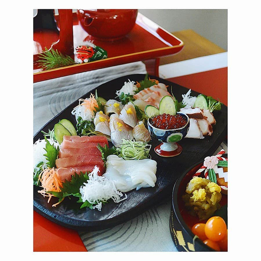 Natsuko Motoiさんのインスタグラム写真 - (Natsuko MotoiInstagram)「Happy new year! . あけましておめでとうございます。 今年も #おばあちゃんの残したレシピ を参考に満足なおせち料理になりました！ 本年もよろしくお願い致します😊 . . . .  #おせち料理  #お正月 #おうちごはん #おせち #japanesefood #和食 #うつわ #IGersjp #team_jp_  #foodie #foodstagram #comfortfood #gloobyfood #thefeedfeed  #暮らし #onmytable  #vscocam #vscofood #vscofashionfood  #キナリノ #food52  #おうちごはんlover #おうちカフェ  #フーディーテーブル #wp_deli_japan」1月1日 20時07分 - natsu_motoi
