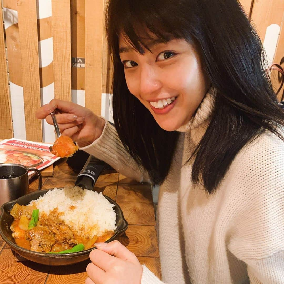 岡副麻希さんのインスタグラム写真 - (岡副麻希Instagram)「🎍 あけましておめでとうございます🐭✨﻿ （ボサボサでごめんなさい😂）﻿ ﻿ おいしい存分に空気を吸って﻿ お正月ならではのものを食べて飲んで﻿ まったりなお正月を過ごしています☺️﻿🌈🍀 ﻿ 2020年も健康第一で、 たくさん笑えますように(*^ω^*)﻿ ﻿ ２枚めはスコップが可愛くて動画を撮る﻿！！ →あんまりすくえなかった そんななんでもない一枚です🤤﻿ ﻿ #今年も#トマト推し#🍅﻿ #今年も宜しくおねがいします#💓﻿ ﻿」1月1日 20時13分 - maki_okazoe_official