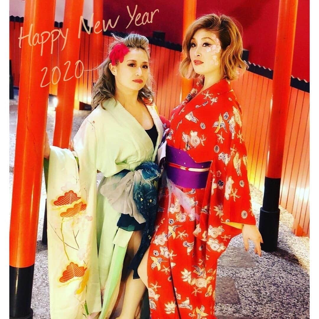 岡本雅世さんのインスタグラム写真 - (岡本雅世Instagram)「HAPPY NEW YEAR★2020 明けましておめでとう御座います。 本年も宜しくお願いいたします。 ・ ・ 2020年は何が起きるかな！ ・ ゆっくり昔の写真を見返していて、ふと気づいたんです。 ・ 毎年喜びを感じる出来事が、いつの間にか自分自身の事ではなく、自分以外の誰かの事ばかりが年々増えていってる。 ・ ただただ無我夢中にポールに明け暮れて我武者羅に全速力で走り抜けていた頃は、喜びといえば自分の事ばかりだったような。 周りを見る余裕が無かったというより、見向きもしないでただただ前だけ見て走り抜けていたんでしょうね。 ・ 今の自分は家族や、インストラクター達、生徒さん達、色んな仲間達の嬉しい出来事で溢れている。 ・ 幸せな事です。 ・ 2020年も喜びで溢れた年になりますように✨ ・ #新年のご挨拶 #happynewyear #お正月 #今年もよろしくお願いします #2020年スタート #poledancelife #mamalife #kimono #japanesestyle #lovejapan #着物女子」1月1日 20時17分 - masayo_okamoto