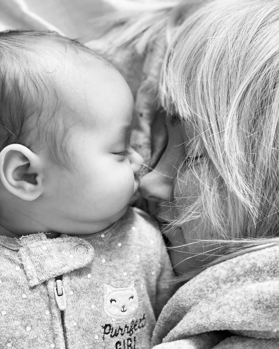 アリオナ・サフチェンコさんのインスタグラム写真 - (アリオナ・サフチェンコInstagram)「Starting off of 2020 with some morning kisses & cuddles 🥰👩‍👧 _ #love #motheranddaughter #love #2020 #happy」1月1日 20時23分 - aljonasavchenko