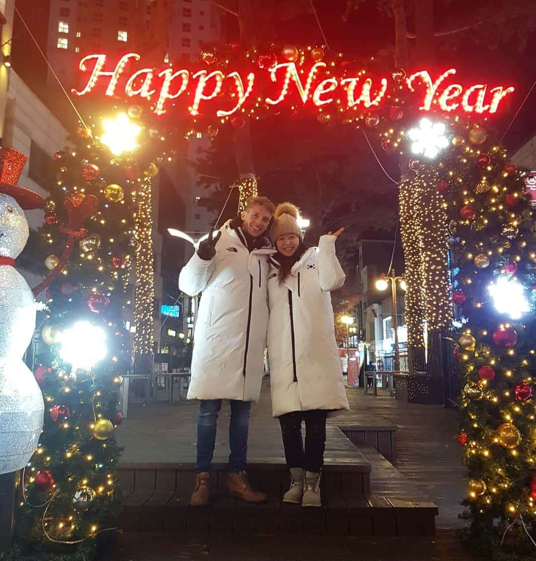 ミン・ユラのインスタグラム：「Happy New Year! Swipe to see how long it took my mom to take this photo 😂 새해 복 많이 받으세요! 우리 엄마 웃겨 죽겠어요 ㅋㅋ」