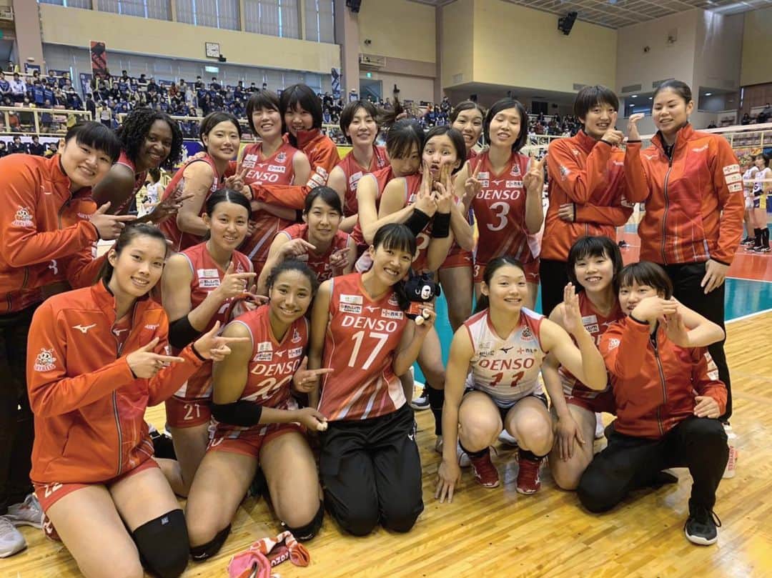 野村明日香のインスタグラム：「﻿ ﻿ A HAPPY NEWYEAR🎍🌅﻿ あけましておめでとうございます🐭 ﻿ 2019年お世話になりありがとうございました！ 2020年もよろしくお願いします🐝 ࿐♡︎﻿ ﻿ ﻿ #デンソーエアリービーズ #Vリーグはバレーだよ #vリーグ #densoairybees」