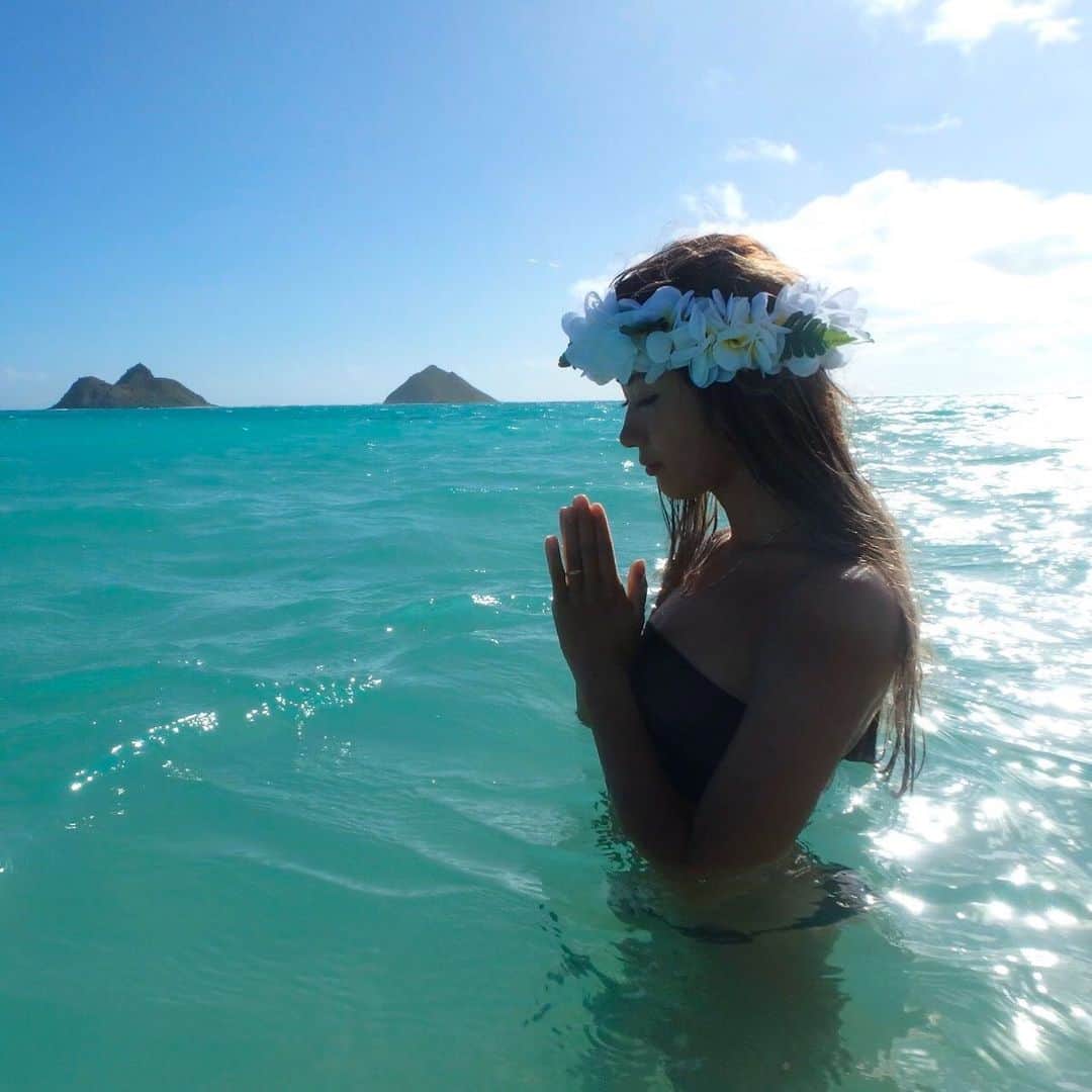 Mihoさんのインスタグラム写真 - (MihoInstagram)「Happy New Year 2020🌈 Hawaiiは自分がパワーを感じる場所がパワースポットだって聞いたから、私のパワースポットはココかな🐋 ❤️🧡💛💚💙💜 2020年が皆様にとって素敵な1年となりますように  #happynewyear#2020#hello2020#lanikaibeach」1月1日 20時29分 - march16m