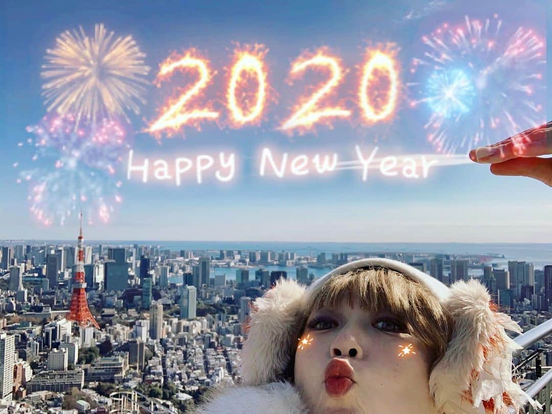 広崎うらんのインスタグラム：「Happy new year 2020 🥳🎉 Thank you for every my friends of the world 🌏I’m really happy to meet you ❤️I hope to see you again and I wish your happiness! So now I remember Vienna from live of New year concert of Vienna Philharmonic Orchestra💖  2020年🌅明けましておめでとうございます❗️昨年沢山の人々にお世話になり沢山の出会いがあり、御礼がてらの投稿UPも昨年中にコンプリート出来ず、いささか気持ちはスッキリ出来ないまま新年迎えました…。獅子舞さんにガブリと頭をかじって頂き、気持ちを新たに、キチンと出来なかったことをやれる子になりたいと思います✨ ウィーンフィルのニューイヤーコンサート聴きながら、昨年のオペラ座での舞踏会を思い出しまた踊りたくなりまして候💖やっぱりワルツは素敵😍音楽は素敵✨」