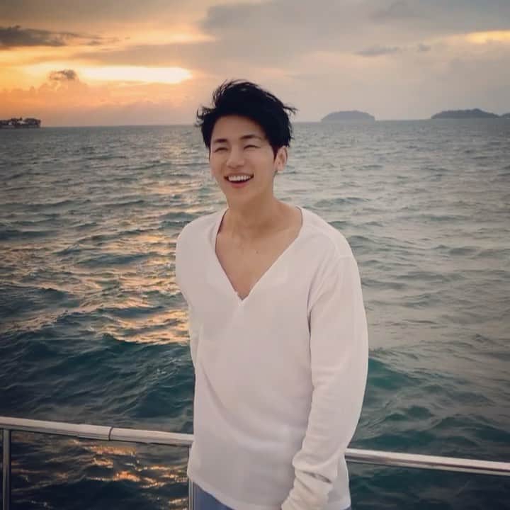 インス のインスタグラム：「잘갔니2019 그리고  반가워2020 스마일만 가득해줘!」