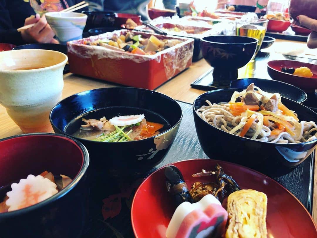 木村真野のインスタグラム：「2020.01.01 美味しく頂きました^_^ 今年もたくさん練習して たくさん食べて たくさん泣いて たくさん考えて たくさん笑って頑張ります😂✨ よろしくお願いします😃✨⛩㊗️🎍🌅」