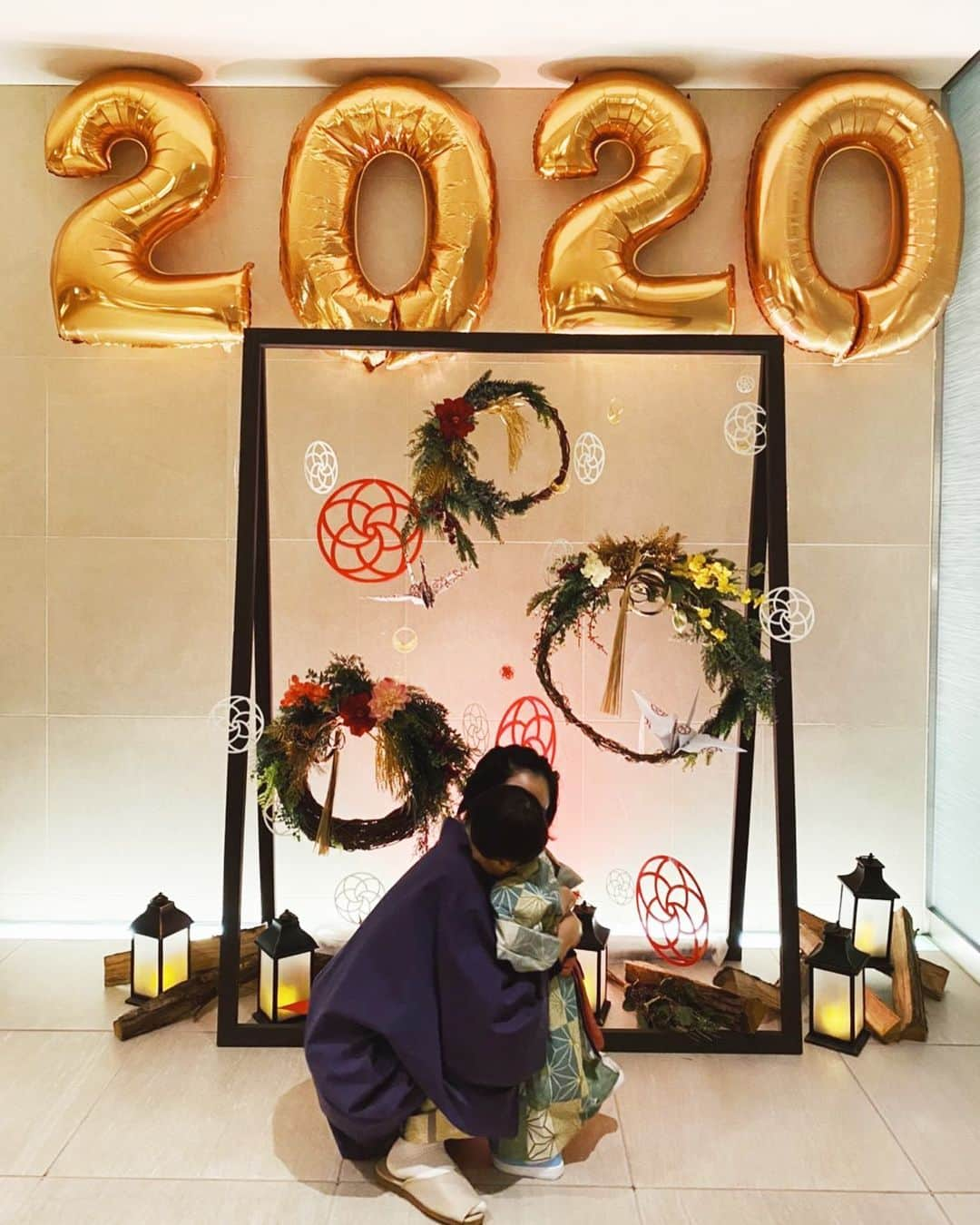 宮城舞さんのインスタグラム写真 - (宮城舞Instagram)「新年あけまして おめでとうございます🎍❤️🤍 化粧もしないで 温泉でお肌ツルツルな最高の 元旦を送っております🥴♨️ 2020年も 息子が伸び伸び成長できるように 家族が健康であるように やりたい事を実現できるように 母、嫁、女として 全力で頑張りたいと思います🤝💋 そして、この一年が終わる頃には 人として何か一つでも 成長しているところが あるように人間力もつけれるように✊  どうか今年も 宮城舞をよろしくお願い致します🥺  #2020 #元旦 #宮城舞」1月1日 20時35分 - mai_miyagi